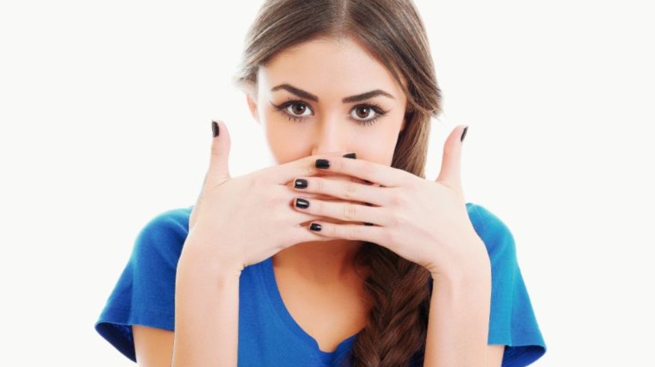 Elimina el mal aliento definitivamente de tu vida con estos tips y remedios caseros